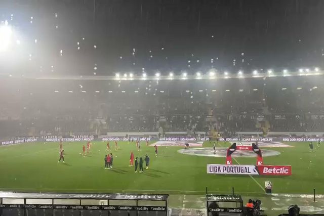 Jogadores aquecem em Guimarães debaixo de chuva intensa