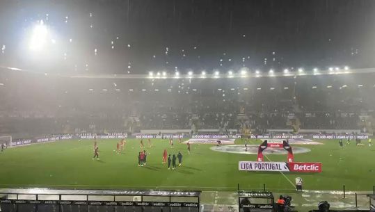 Jogadores aquecem em Guimarães debaixo de chuva intensa