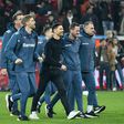 VÍDEO: Xabi Alonso chamou equipa técnica para festejar com adeptos