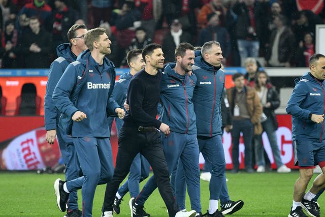 VÍDEO: Xabi Alonso chamou equipa técnica para festejar com adeptos