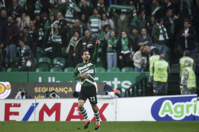 Vídeo: Daniel Bragança salta do banco e faz o 4-0