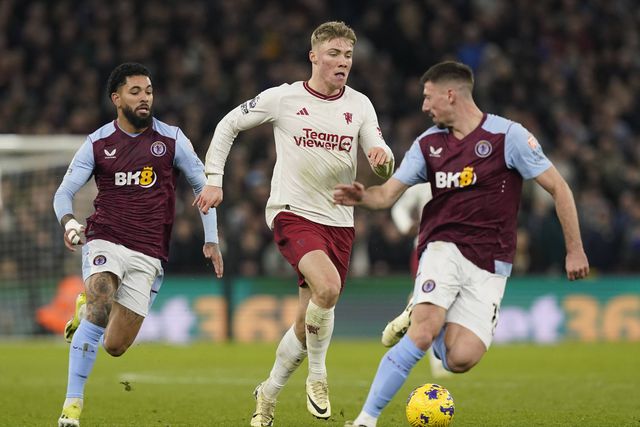 Machester United vence o Aston Villa com golo perto do fim