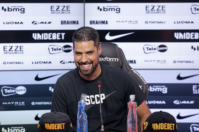 António Oliveira apresentado no Corinthians: «Quero consolidar-me dentro deste bando de loucos»