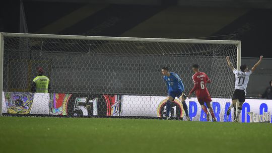 Vídeo: André Silva antecipa-se a António Silva e faz o 2-1 para o V. Guimarães