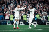 Mbappé e Vinícius Júnior cumprimentam-se