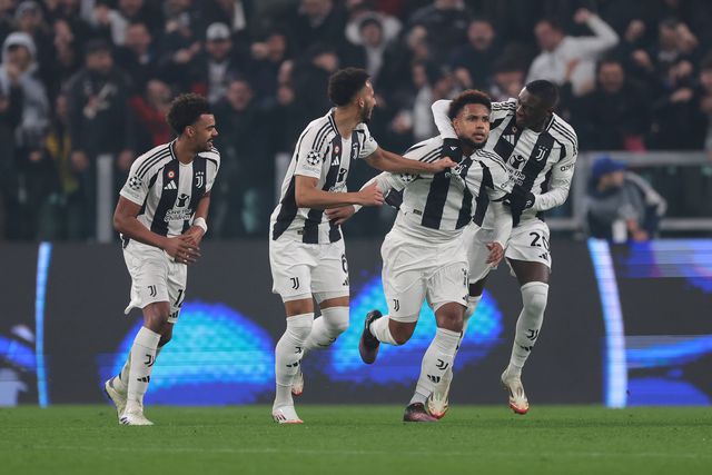 McKennie celebra golo marcado pela Juventus ao PVS correndo com Renato Veiga