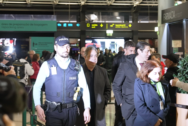 Adeptos do Benfica encorajam equipa a caminho do Mónaco