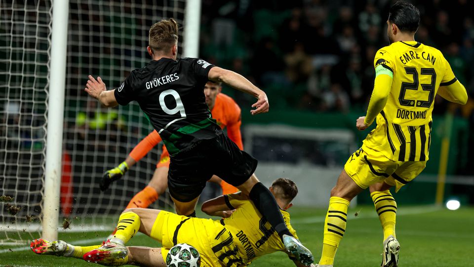 Viktor Gyokeres não evita o corte de Nico Schlotterbeck, do Borussia Dortmund, em Alvalade
