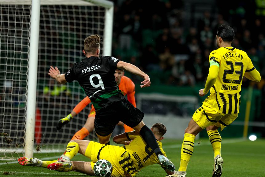 Viktor Gyokeres não evita o corte de Nico Schlotterbeck, do Borussia Dortmund, em Alvalade