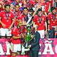 Luisão, capitão do Benfica, ergue um dos 20 troféus que conquistou no Benfica, clube que representou de 2003 a 2018
