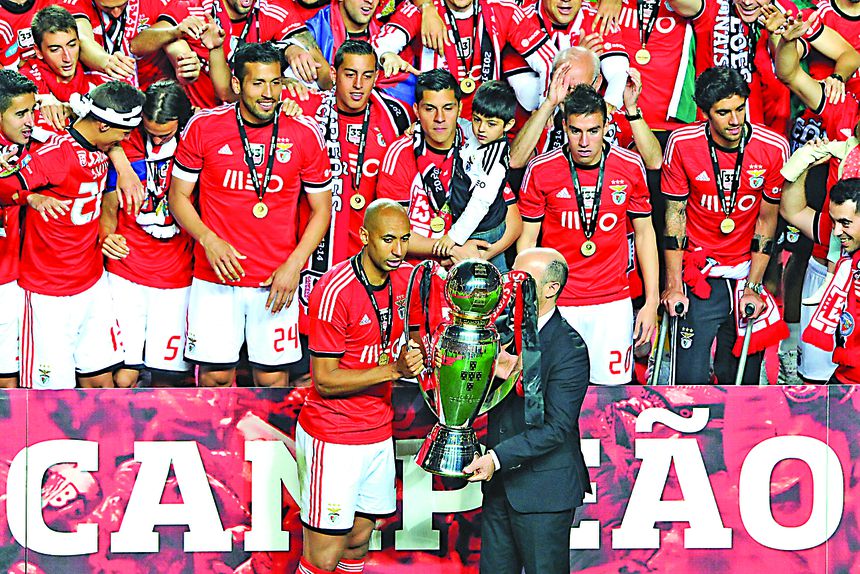Luisão, capitão do Benfica, ergue um dos 20 troféus que conquistou no Benfica, clube que representou de 2003 a 2018