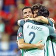 Bruno Alves abraçado a Cristiano Ronaldo