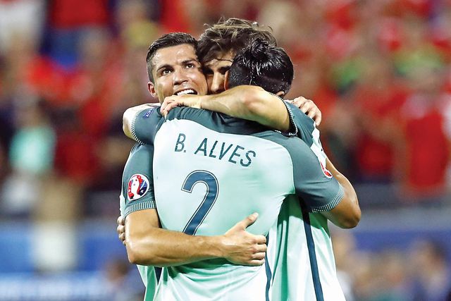 Bruno Alves abraçado a Cristiano Ronaldo
