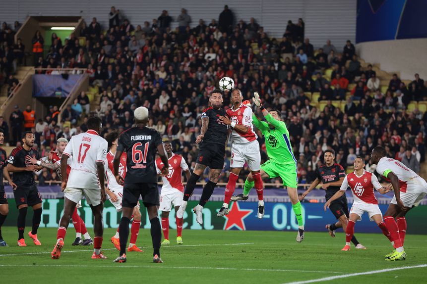 Otamendi, do Benfica, e Thilo Kehrer, do Mónaco, lutam pela bola nas alturas durante o Mónaco-Benfica da fase de liga da UEFA Champions League que os encarnados venceram, por 3-2.