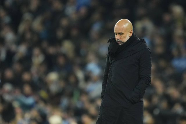 Pep Guardiola, treinador do Manchester City, resignado