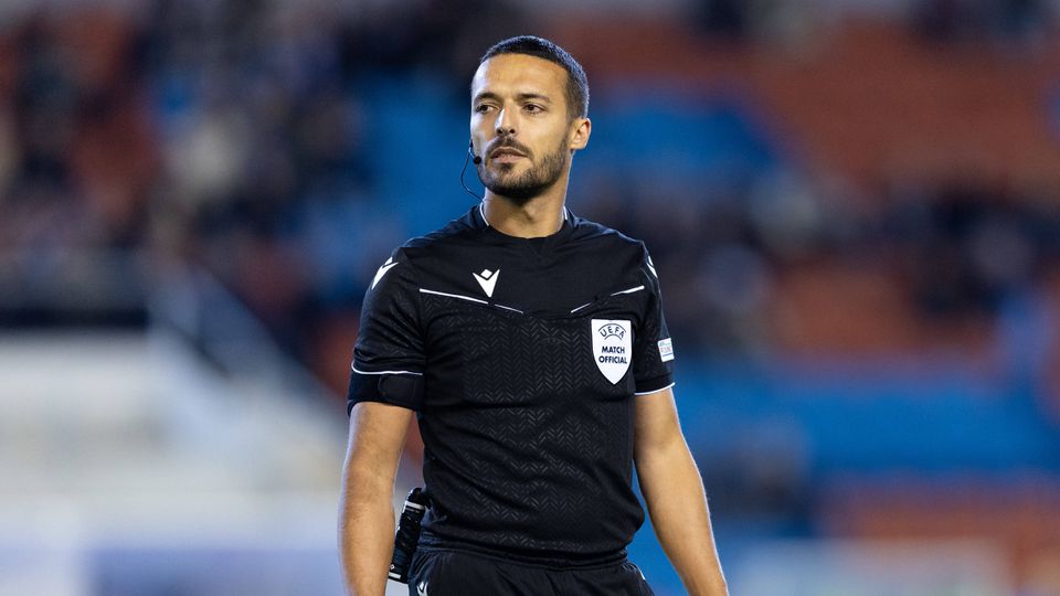 Cláudio Pereira arbitra um jogo da UEFA Youth League