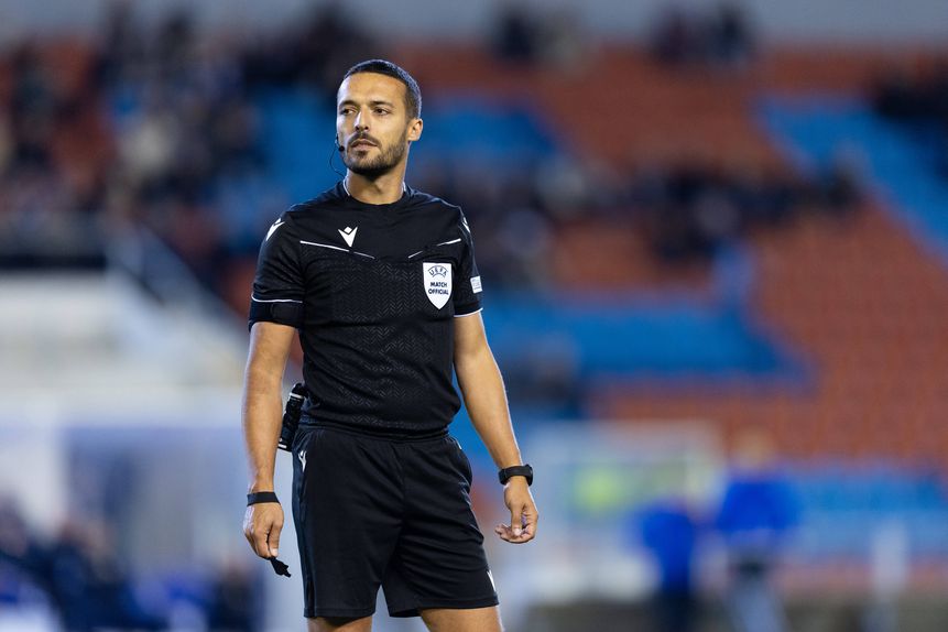 Cláudio Pereira arbitra um jogo da UEFA Youth League