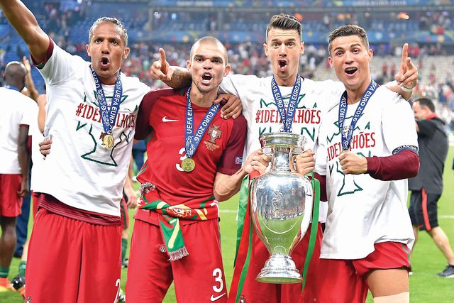 Bruno Alves, Pepe, José Fonte e Cristiano Ronaldo na conquista do Europeu 2016 (A BOLA)
