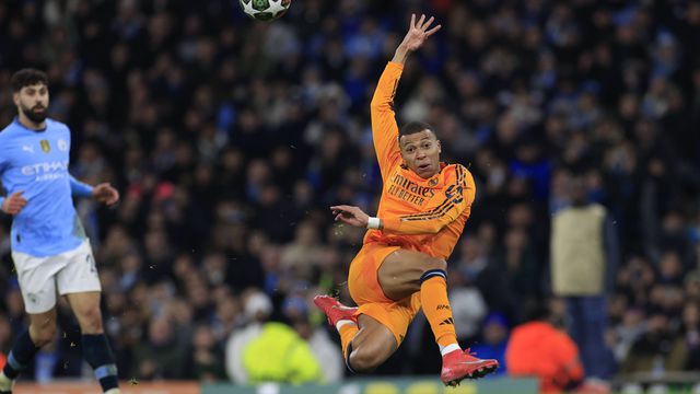 Mbappé a rematar à baliza