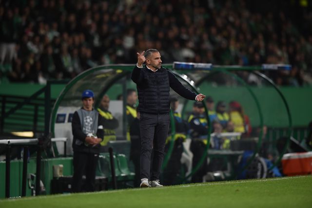 Rui Borges a dar indicações aos seus jogadores