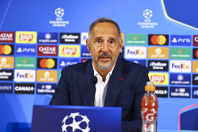 Adolf Hutter falando numa conferência de Imprensa de um jogo da Liga dos Campeões