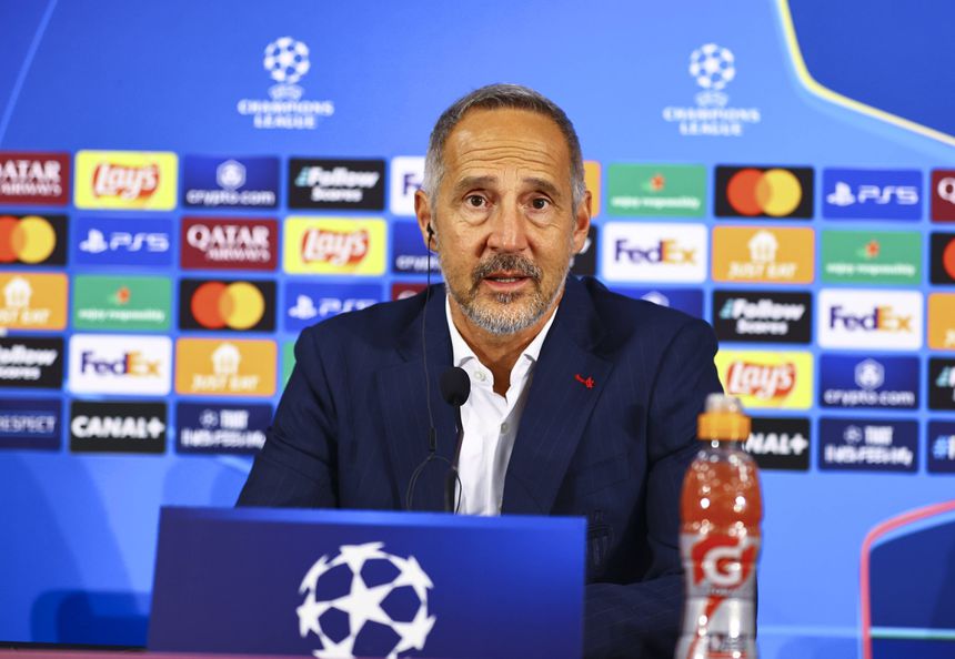 Adolf Hutter falando numa conferência de Imprensa de um jogo da Liga dos Campeões