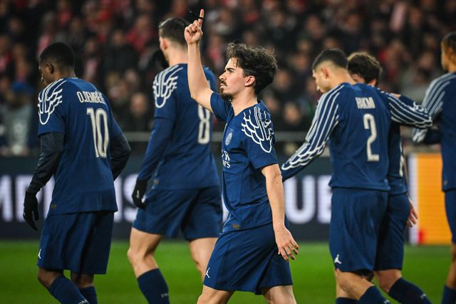 Vitinha a celebrar o primeiro golo do PSG no encontro, de grande penalidade