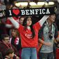 Adepta do Benfica exibe cachecol antes do jogo com o Moreirense, no Estádio da Luz