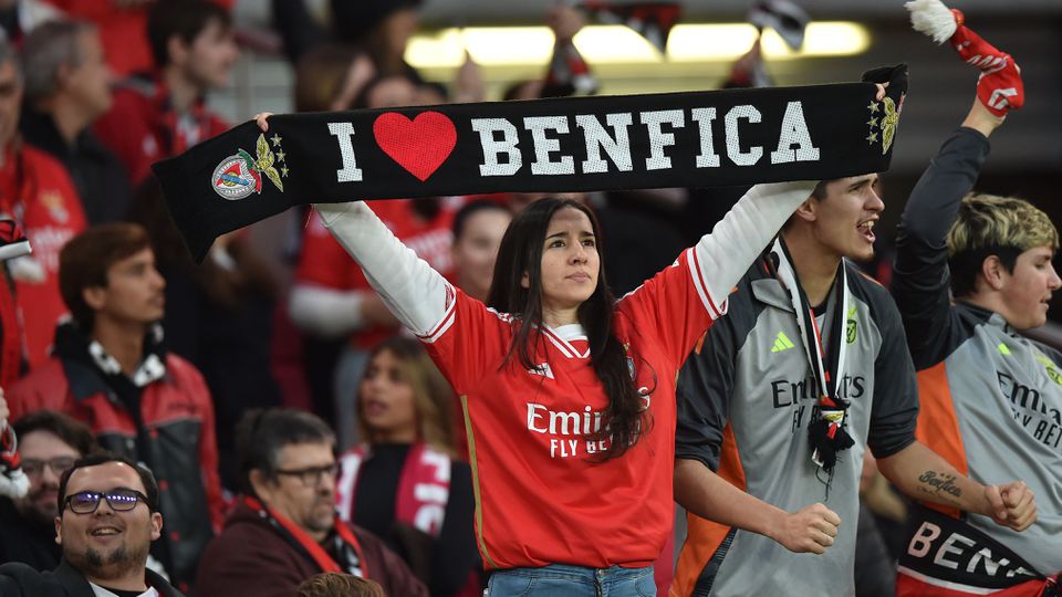 Adepta do Benfica exibe cachecol antes do jogo com o Moreirense, no Estádio da Luz