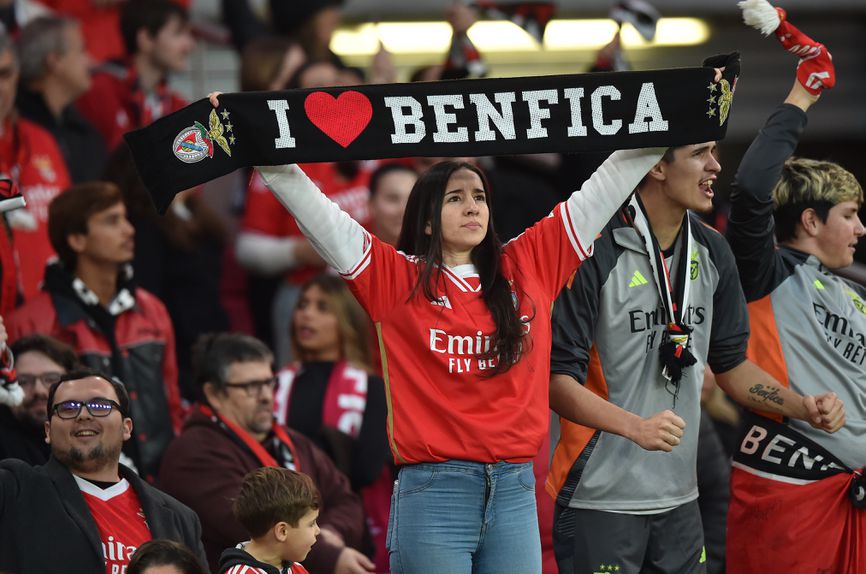 Adepta do Benfica exibe cachecol antes do jogo com o Moreirense, no Estádio da Luz