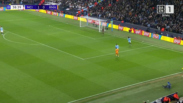 Como é possível? Árbitro consegue 'atirar' Haaland ao chão