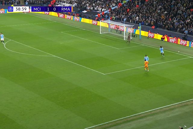 Como é possível? Árbitro consegue 'atirar' Haaland ao chão