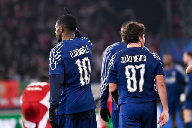 Dembélé a celebrar o seu golo, ao lado de João Neves