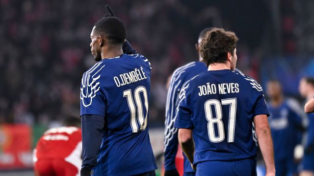 Dembélé a celebrar o seu golo, ao lado de João Neves