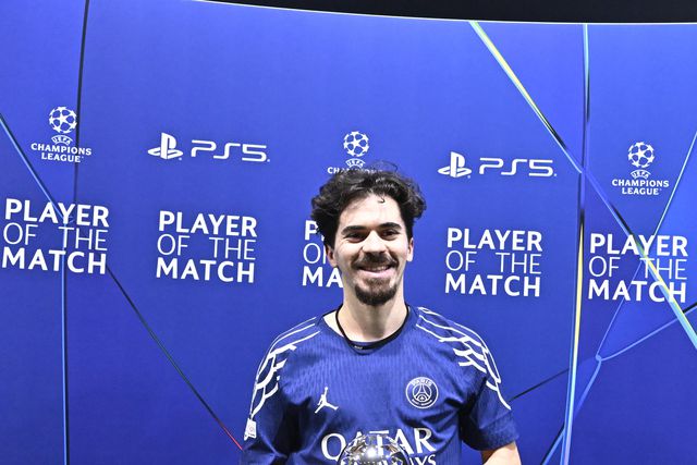 Vitinha com o prémio de melhor em campo dado pela UEFA no Brest-PSG