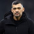 Sérgio Conceição durante um jogo do Milan, pensativo