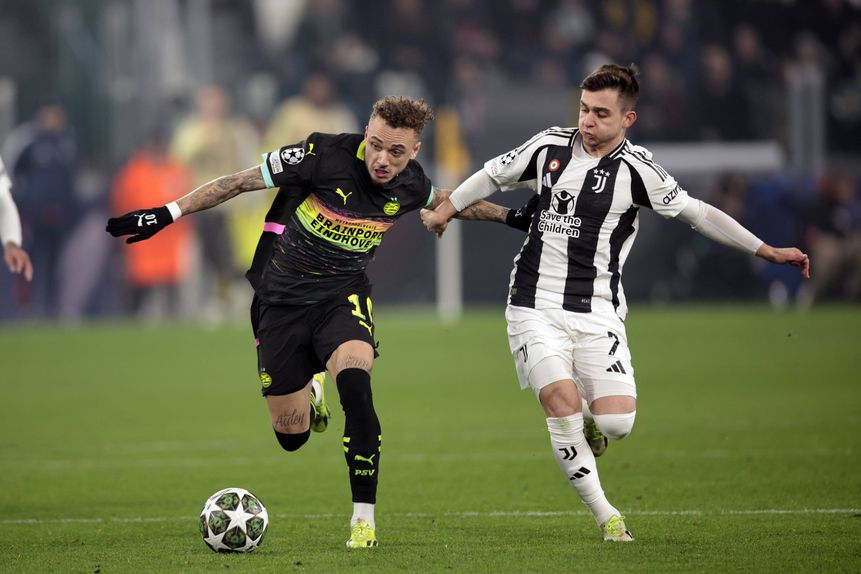 Francisco Conceição luta pela bola com Noa Lang, enquanto os jogadores correm se agarram mutuamente