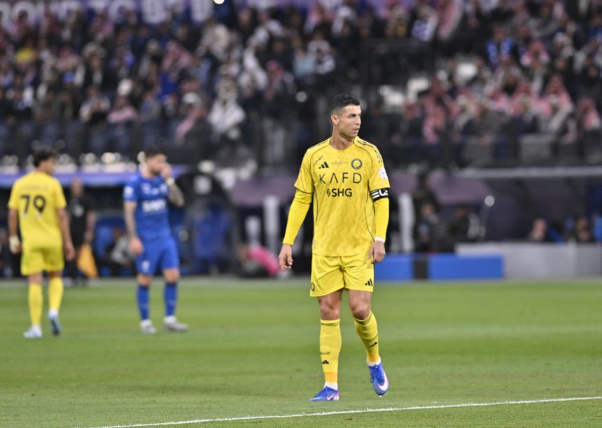 Cristiano Ronaldo a jogar pelo Al Nassr num duelo contra o Al Hilal