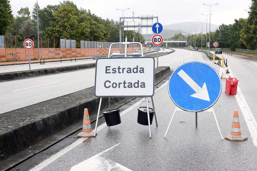 A subida do Mondego provocou o corte de várias estradas em Coimbra - Foto: CM Coimbra