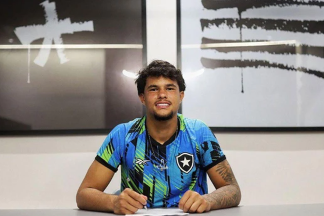 Bruninho, de apenas 16 anos, mete 1,95 metros - Foto: Vítor Silva/Botafogo