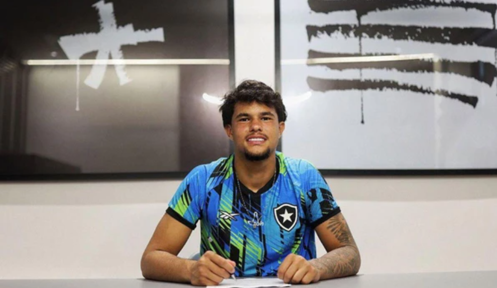 Bruninho, de apenas 16 anos, mete 1,95 metros - Foto: Vítor Silva/Botafogo
