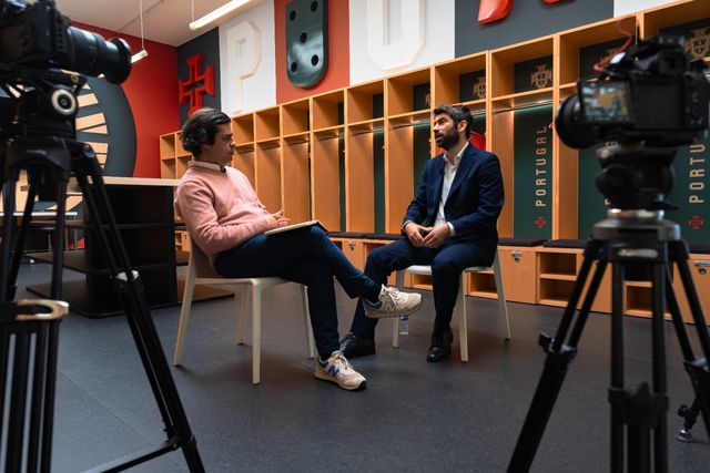 Conversa com o selecionador de sub-21 decorreu em pleno balneário das esperanças lusas, na Cidade do Futebol - Foto: Mariana Tenório