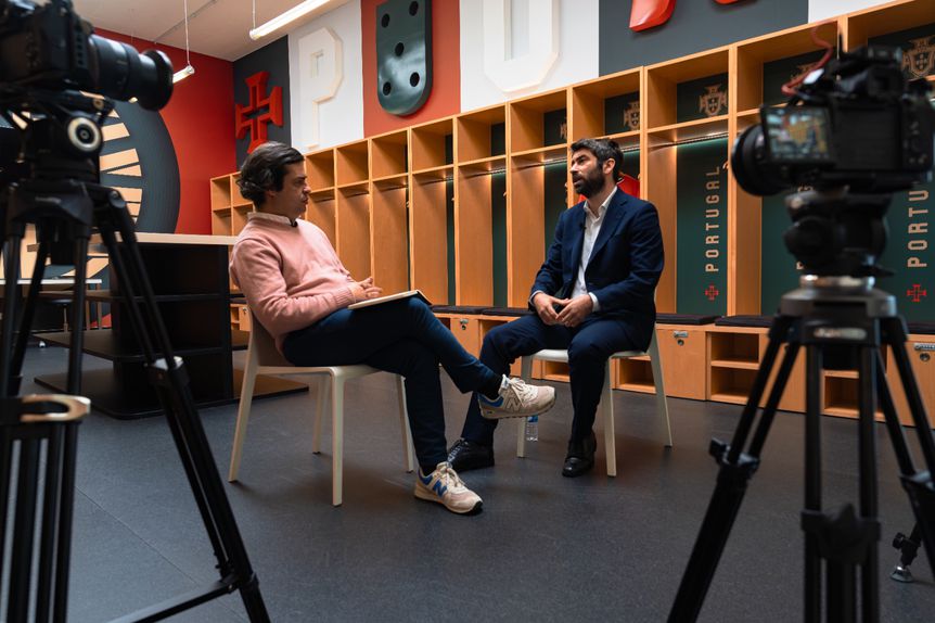 Conversa com o selecionador de sub-21 decorreu em pleno balneário das esperanças lusas, na Cidade do Futebol - Foto: Mariana Tenório