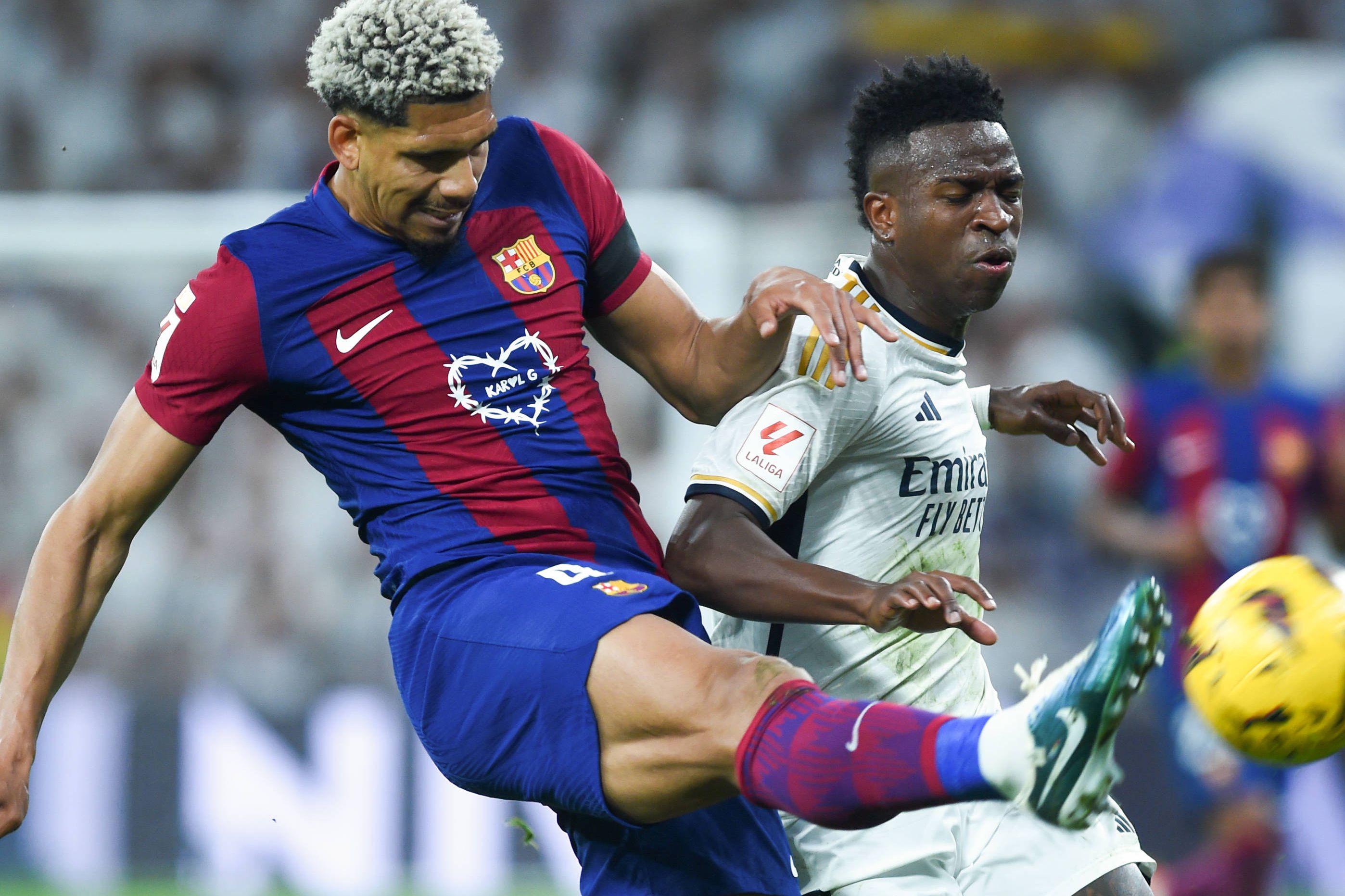 Ronald Araújo e Vinícius Júnior a defrontarem-se num El Clásico