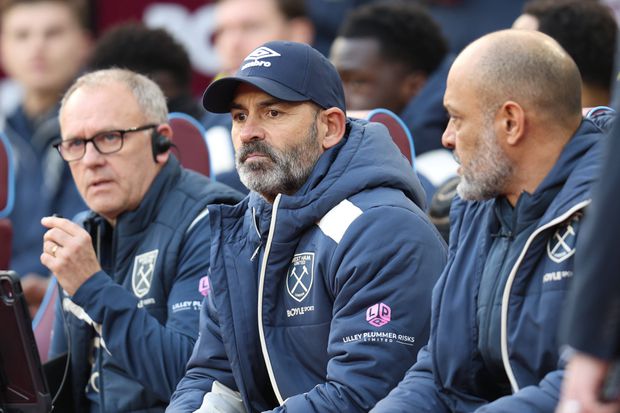 Paco Jémez (centro) é adjunto de Nuno Espírito Santo no West Ham