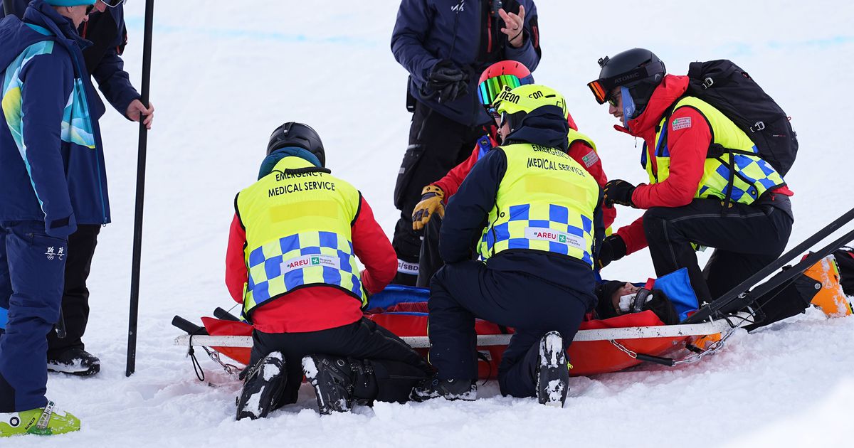 Vídeo: Campeã mundial de snowboard retirada de maca após queda com desmaio
