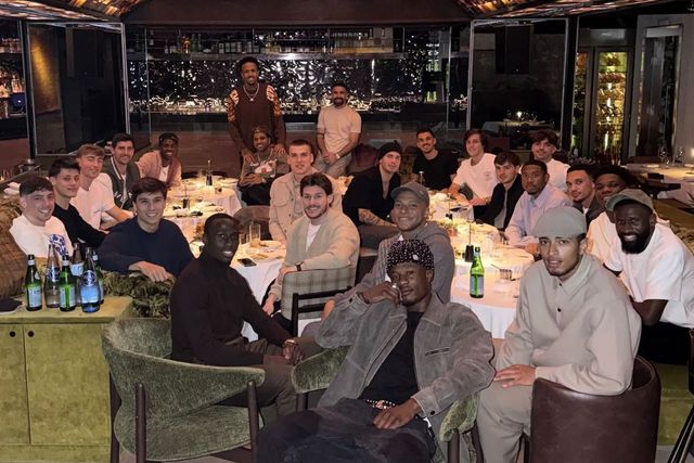 Plantel do Real Madrid reunido em jantar