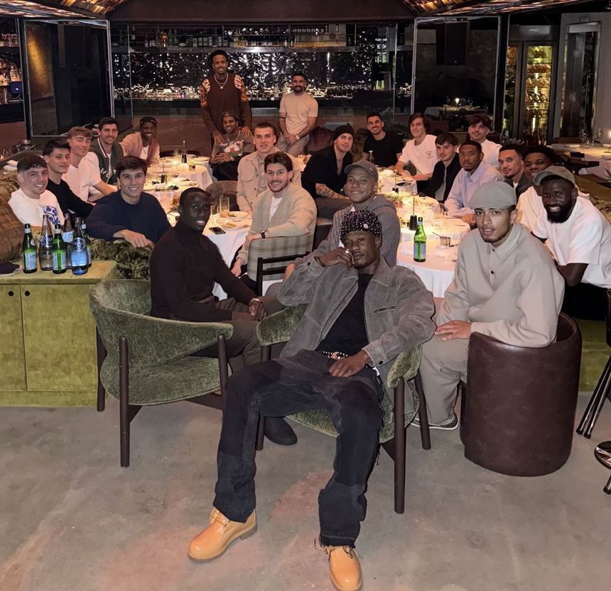 Plantel do Real Madrid reunido em jantar