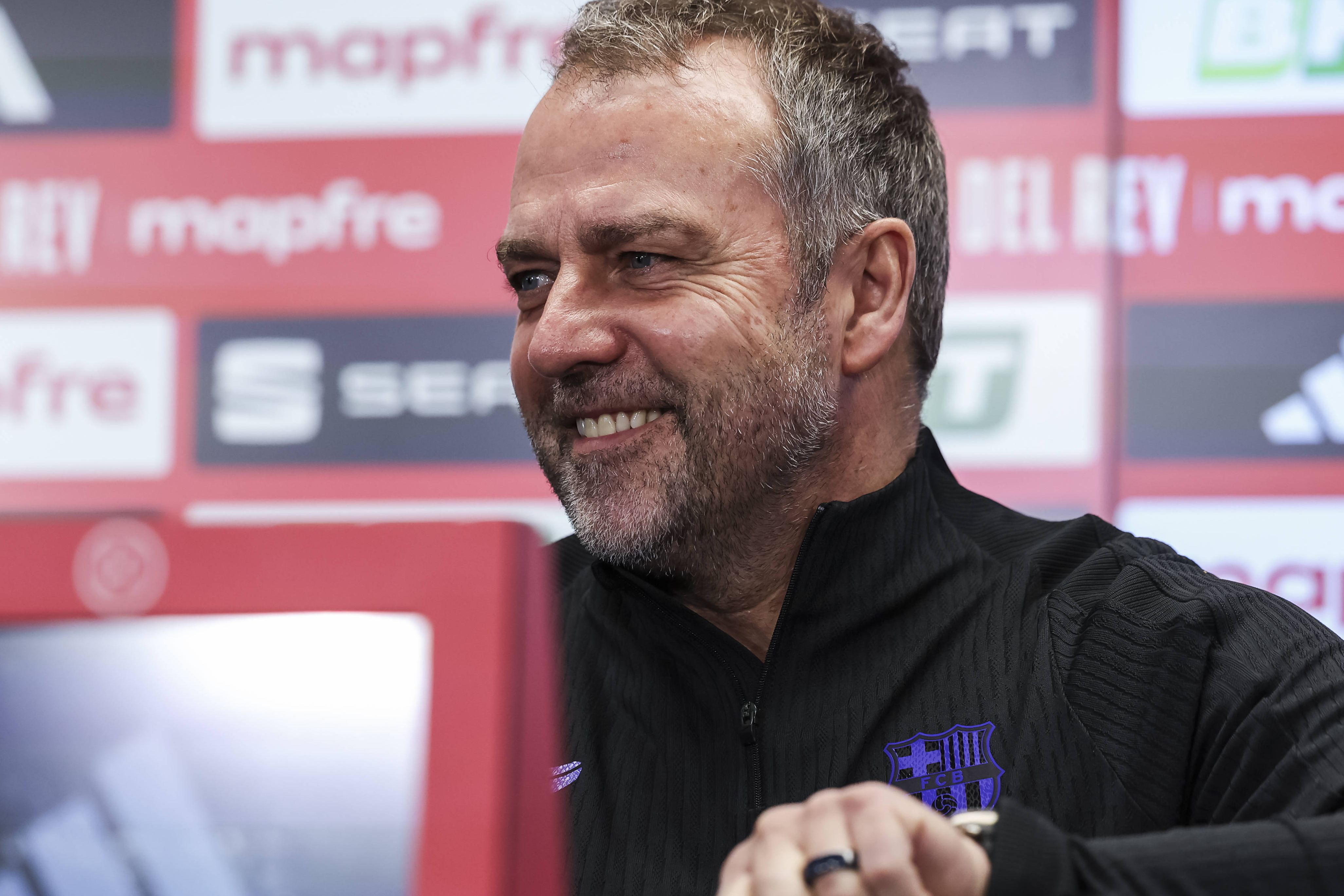 Hansi Flick sorridente na conferência de imprensa do Barcelona