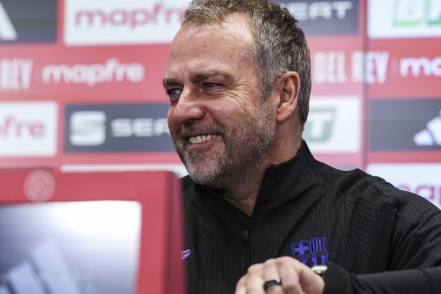 Hansi Flick sorridente na conferência de imprensa do Barcelona